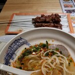 薩斐蘭州牛肉麺 - 串の到着時。
