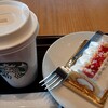 Starbucks Coffee - トーステッドホワイトチョコレートモカのTall (550円税込)、ストロベリー＆クリームロール(528円税込)