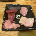 Tachigui Yakiniku Jiroumaru - （左上から時計周り）
                        ハツ 50円、パイ 50円、こりこり 50円、コメカミ 30円