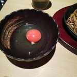 Yakisoba Semmon Ten - この生卵に麺を浸して食べます。