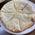 ドバン - チーズナン。厚みは控えめだけど大きい