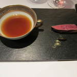 銀座 レカン - なんとこれがアミューズ。蝦夷鹿のコンソメとフィレのロティ。