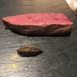 銀座 レカン - きれいな肉の色。手前はカンボジアの黒コショウ。