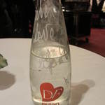 銀座 レカン - 妻が入れたエビアン。楽しいしゃれたデザインです。