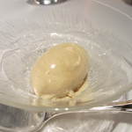 銀座 レカン - 赤砂糖を使ったバニラアイス。