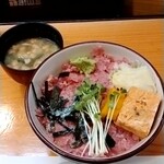 寿しふく - 中落ち丼、小鉢、お新香、味噌汁付き800円税込