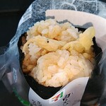 セブンイレブン - 富山湾水揚げの白えびが入ったかき揚げをご飯に挟んだ直巻おむすび