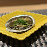 船橋 寿司 天 - 蒸し鮑の肝ソース掛け