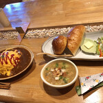 Kafe Kawara - 左:ハッシュドビーフのオムライス(税込950円)
                        右:鶏ひき肉のしょうがスープパンセット(税込900円)