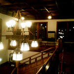 メインダイニングルーム 三笠 - 2F吹抜けより階段を見る