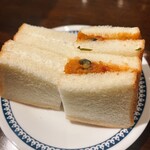 ケララの風モーニング - サンドはココナッツチャトニとジャガイモのマサラ♪