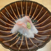 鮨 こしかわ - 寝かせた鯛を煎り酒と。昆布の旨みをまとった鯛がしっとり舌触りで美味しいです。