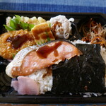 ヨークマート - 料理写真:天然紅鮭のり弁当429円