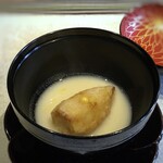 日本料理 TOBIUME - ＊下味を付けて揚げた海老芋の旨味・ねっとり感共にいいこと。半分関西人ですので「白味噌」大好き。 一品目から美味しく頂きました。