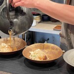中津をにく - 南部鉄器からカレーを注ぐ