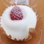 LAWSON - 料理写真:絹泡クリームの苺のショート