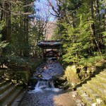 よろずや 狩谷 - 川に屋根