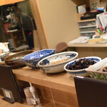 千代娘 - カウンターに並ぶおばんざい