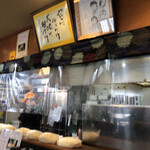 大地のうどん - カウンターから厨房が見えます