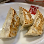 藤一番 - 餃子セット300円の餃子が3つ。