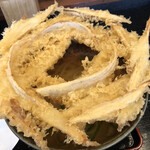 大地のうどん 本店 - 天ぷら乗せたは良いが、どう食べる？笑