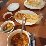 你好 - 酸辣スープ、焼き小籠包、焼き餃子