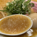 京都ラーメン 森井 - 背脂光るスープ