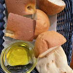 ヨナサルウテ - パンの盛り合わせがまた美味しいんです。