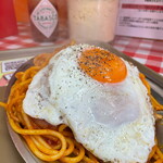 スパゲッティーのパンチョ - ナポリタン（並盛）760円  に 目玉焼き 100円トッピング