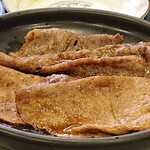 Kanizaru - 牛薄切り焼き肉。程よく脂がのってます。