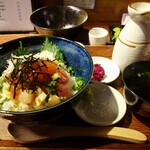 Mangetsushokudou - 数量限定の「漁師風海鮮漬け丼定食」￥1,320(税込)
                      徳利には、お出汁が入っていて、まずは海鮮丼としていただいてから、お出汁をかけてお茶漬けでいただくとのこと。二度美味しいスタイルです♪(*ﾟ∀ﾟ)