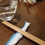 小川の魚 - 日本酒  鼎 純米吟醸 生酒1合￥770で乾杯
            ♪今年の鼎は出来が良いですね～♪美味しい～♪(*´ω｀*)
            箸置きもお魚でかわいい(*^^*) 