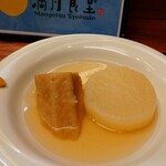 Mangetsushokudou - おでんは、王道の大根とスジを。スジはお肉ではなく、関東風のお魚の練り物とのこと。牛スジしか知らない私には新鮮！(*ﾟ∀ﾟ)噛む程に魚とお出汁の旨味！お出汁を堪能できるしみしみの大根はもちろん美味しい♪