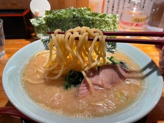 家系ラーメン 山下醤造 - 山醤ラーメンの麺