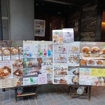 Panel Cafe - 店頭メニューの奥に、お店が、あります。