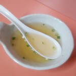 上海軒 - 焼めし（中）に付いてくるスープ