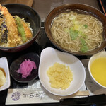 Soba Shougorou - 天丼ランチセット1000円　お茶と揚玉はセルフ