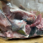 東和鮮魚 - 新鮮なハマチのアラ