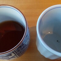日本料理 山里 - 右は 紫蘇のなんとか茶 目覚めの一杯(一口)に。