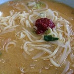 山久ラーメン - 豆板醤投入