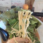 横浜家系 岳家 - 麺は太め、パツンとキレるやつ