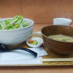 小さな食堂 ヒロ - マグロサラダ丼定食 (税込)700円 ※角度を変えて (2021.12.20)