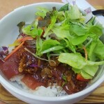 小さな食堂 ヒロ - マグロサラダ丼 野菜の下にマグロとガーリックチップが入っています (2021.12.20)