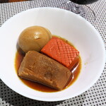 Fa Weifuratto - 華味おでん 煮卵（￥150）・赤こんにゃく（￥120）・里芋（￥120）。沼津特産の大中寺いもがねっとりと旨い