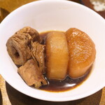 Fa Weifuratto - 豚ホルモンのおでんは、余分な脂が抜けてコク深い。甘い香りの出汁とも相性良し