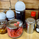 油屋 - テーブルの調味料