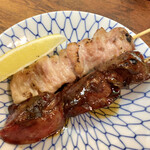 やきとり 鳥勢 - こにく 220円、レバー 170円。いい焼き具合。