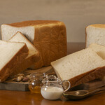 夢みる生食パン おとぎ話 - 2種類の味わいの生食パンをご用意いたしました。