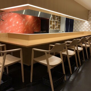 日本酒の枡を使った独創的な壁◎スタイリッシュな上質空間