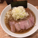 Ichimentenni Tsuuzu - 限定メニューである醤油ラーメンの「煮干し」（850圓）、「麺大盛り」（100圓）、「ねぎ」（増しトッピング、50圓）。